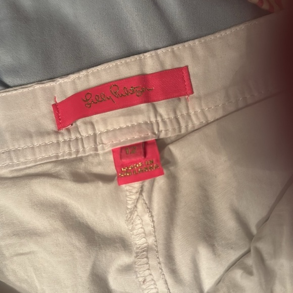 Lilly Pulitzer scalloped, white detailed gold shorts with pockets - Picture 2 of 2